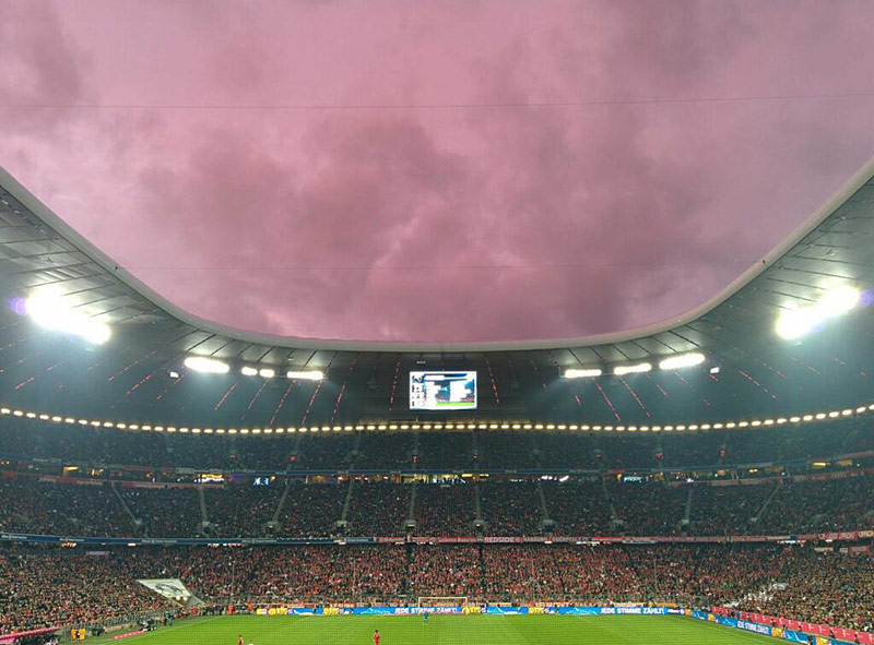 Roter Himmel über der Allianz Arena