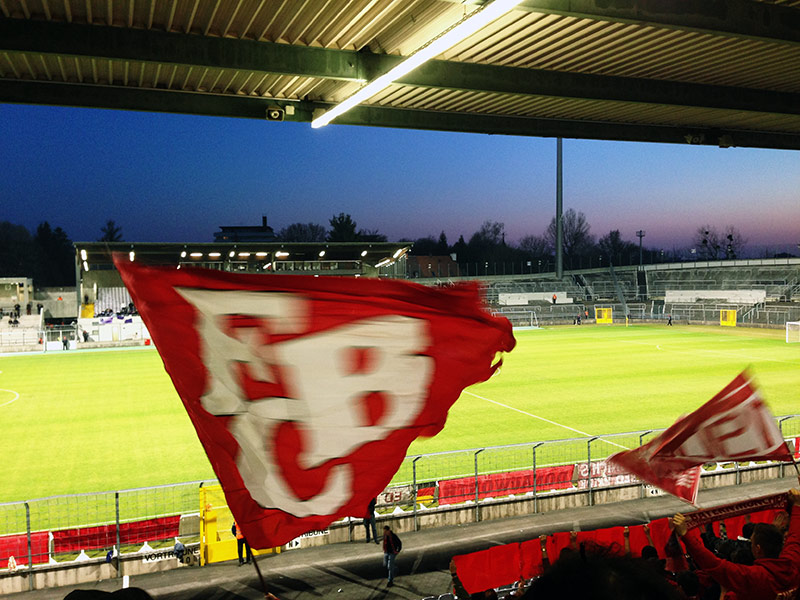 FCB Flagge bei den Bayern Amateuren