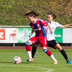 Isabella Hartig vom FC Bayern München (8) beim Spiel der 2. Frauen-Bundesliga Saison 2014/2015 (4. Spieltag) FC Bayern München II gegen TSV Crailsheim am 12.10.2014 im Sportpark Aschheim