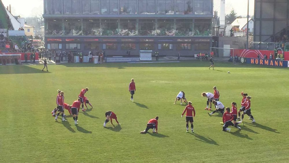Deutsche Frauen-Fußballnationalmannschaft beim Stretching vor dem Testspiel gegen Brasilien im April 2015 in Fürth
