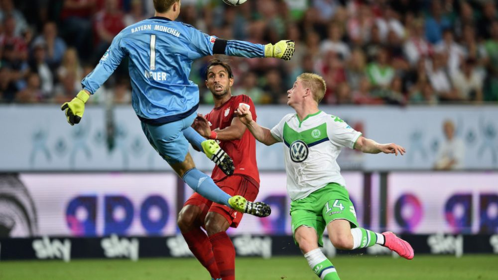 WOLFSBURG, GERMANY - AUGUST 01: Kevin De Bruyne of VfL Wolfsburg misses a chance at goal as Manuel Neuer of FC Bayern Muenchen misses the ball during the DFL Supercup 2015 match between VfL Wolfsburg and FC Bayern Muenchen at Volkswagen Arena on August 1, 2015 in Wolfsburg, Germany. (Photo by Dennis Grombkowski/Bongarts/Getty Images)