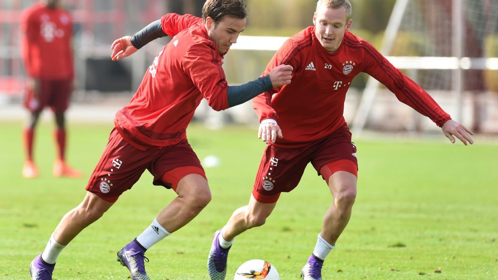 Bayern Munich's midfielder Mario Goetze (L) and Bayern Munich's midfielder Sebastian Rode attend a training session of the German first division Bundesliga team in Munich, southern Germany, on March 8, 2016. / AFP / CHRISTOF STACHE