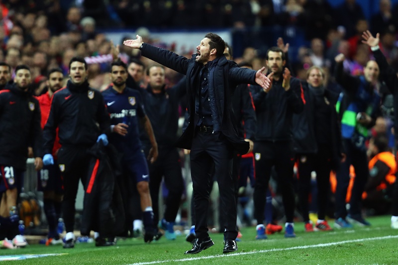 Diego Simeone lässt während eines Spiels nichts unversucht.(Foto: Alex Grimm / Bongarts / Getty Images)