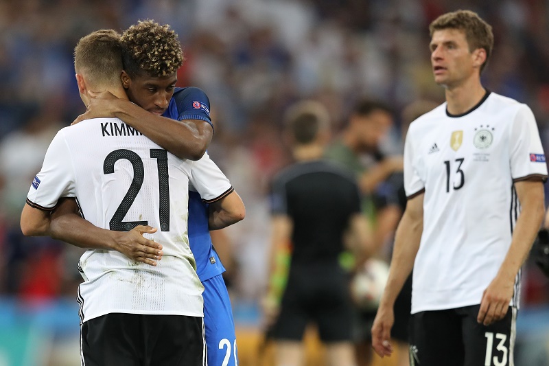 Coman consoling his Bayern teammates after the game.(Foto: Valery Hache / AFP / Getty Images)