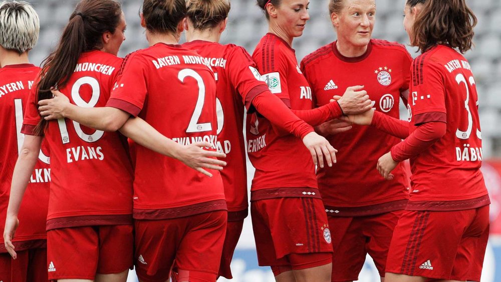 FC Bayern München Frauen vs. Bayer Leverkusen: Claire Falknor, Lisa Evans, Gina Lewandowski, Nora Holstad, Viki Schnaderbeck, Melanie Behringer, Sara Däbritz