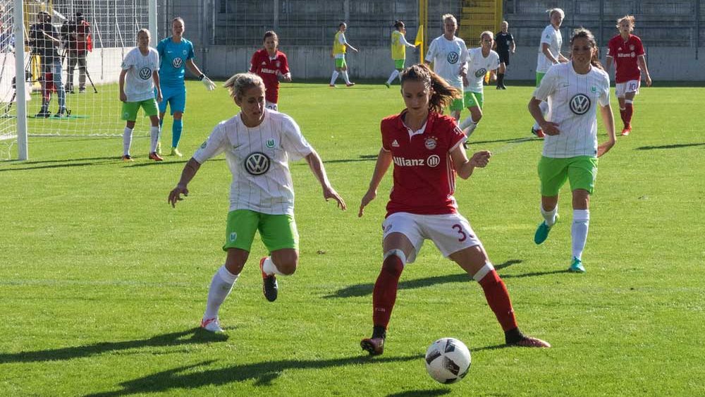 FC Bayern München Frauen - VfL Wolfsburg, Sara Däbritz, Anna Blässe, C: Sven Beyrich