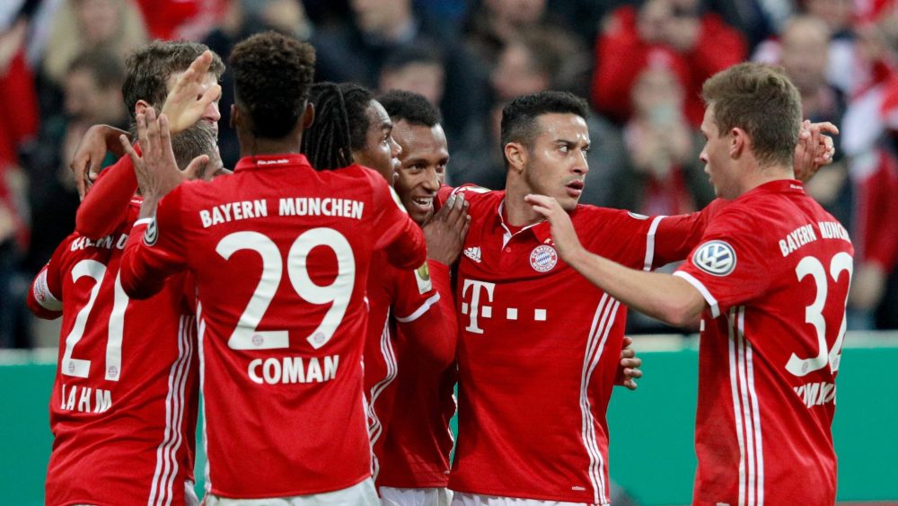 MUNICH, GERMANY - OCTOBER 26: Julian Green (C) of Muenchen celebrate with his team mates after he scores the 2nd goal during the DFB Cup second round match between Bayern Muenchen and FC Augsburg at Allianz Arena on October 26, 2016 in Munich, Germany. (Photo by Adam Pretty/Bongarts/Getty Images)