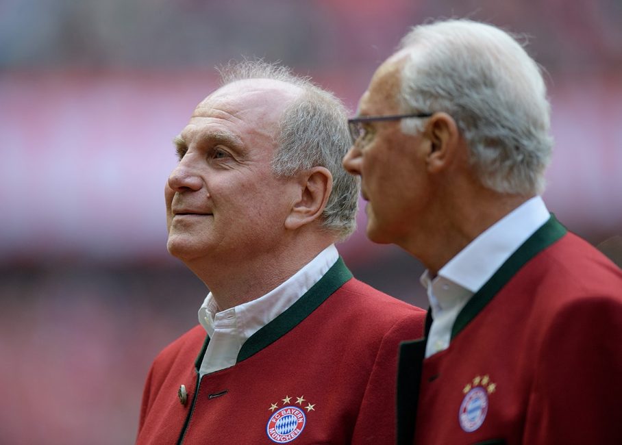 Uli Hoeneß mit Franz Beckenbauer bei einer Ehrenpräsentation in der Allianz Arena.(Foto: Matthias Hangst / Bongarts / Getty Images)