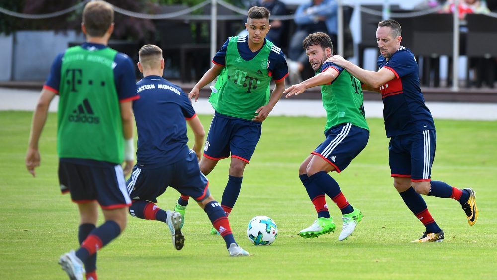 MUNICH, GERMANY - JULY 01: Juan Bernat and Franck Ribery of FC Bayern Muenchen compete for the ball during a training session at Saebener Strasse training ground on July 1, 2017 in Munich, Germany. (Photo by Sebastian Widmann/Bongarts/Getty Images)