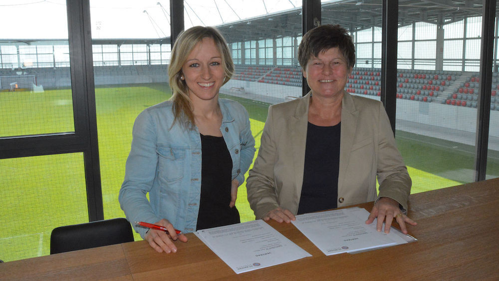 Kathrin Hendrich unterschreibt neben Karin Danner beim FC Bayern München