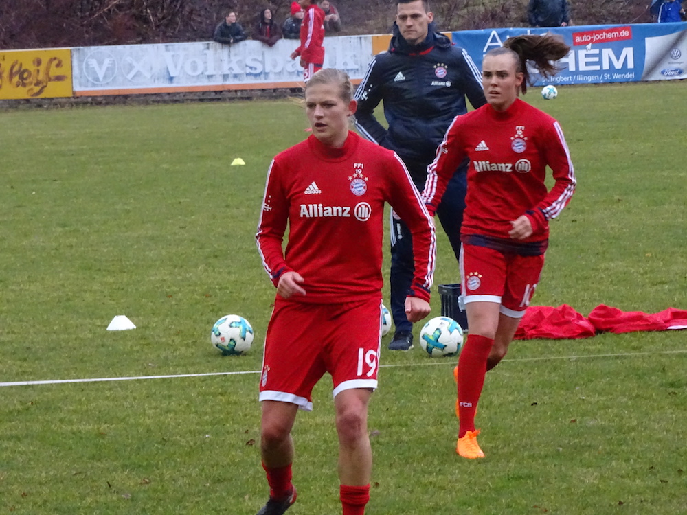 Carina Wenninger, Jill Roord, Tom Wörle – DFB-Pokal-Viertelfinale: 1. FC Saarbrücken - FC Bayern München Frauen 0:15