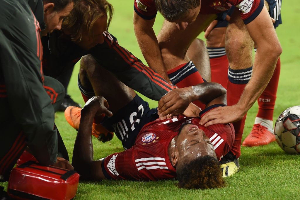 Bayern French forward Kingsley Coman receives medical attention during the German first division Bundesliga football match FC Bayern Munich v TSG 1899 Hoffenheim at the Allianz Arena in Munich, southern Germany on August 24, 2018. (Photo by Christof STACHE / AFP)