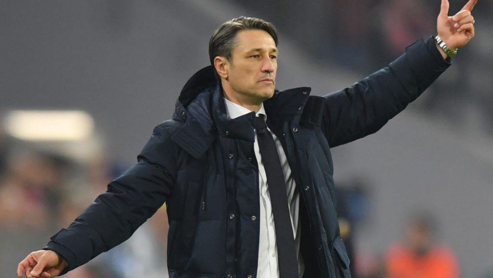 Niko Kovac, Manager of Bayern Munich gives his team instructions during the UEFA Champions League Group E match of the between FC Bayern Muenchen and AEK Athens at Fussball Arena Muenchen on November 7, 2018 in Munich, Germany. (Photo by Sebastian Widmann/Bongarts/Getty Images)