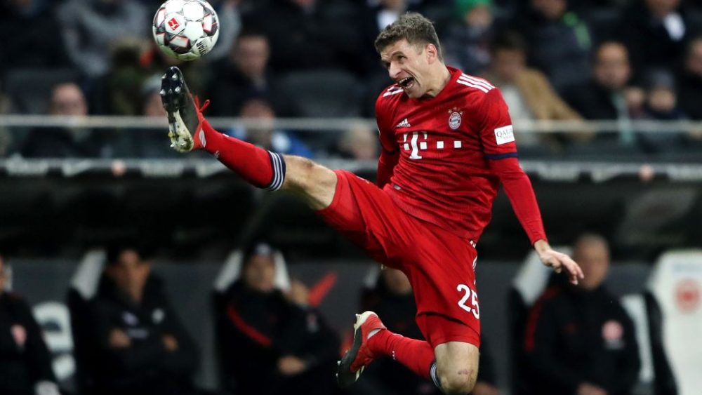 FRANKFURT AM MAIN, GERMANY - DECEMBER 22: Thomas Mueller of Bayern Munich stretches for the ball during the Bundesliga match between Eintracht Frankfurt and FC Bayern Muenchen at Commerzbank-Arena on December 22, 2018 in Frankfurt am Main, Germany. (Photo by Simon Hofmann/Bongarts/Getty Images)