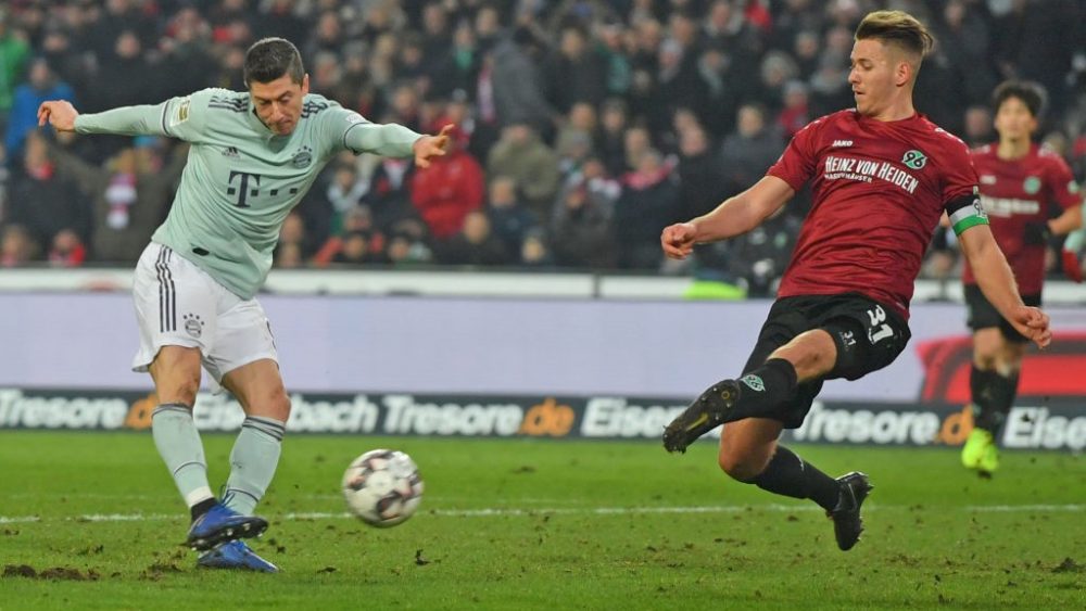 Robert Lewandowski (L) of Muenchen and Waldemar Anton of Hannover fight for the ball during the Bundesliga match between Hannover 96 and FC Bayern Muenchen at HDI-Arena on December 15, 2018 in Hanover, Germany. (Photo by Thomas Starke/Bongarts/Getty Images)