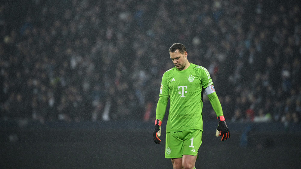 Manuel Neuer im Regen von Bochum.