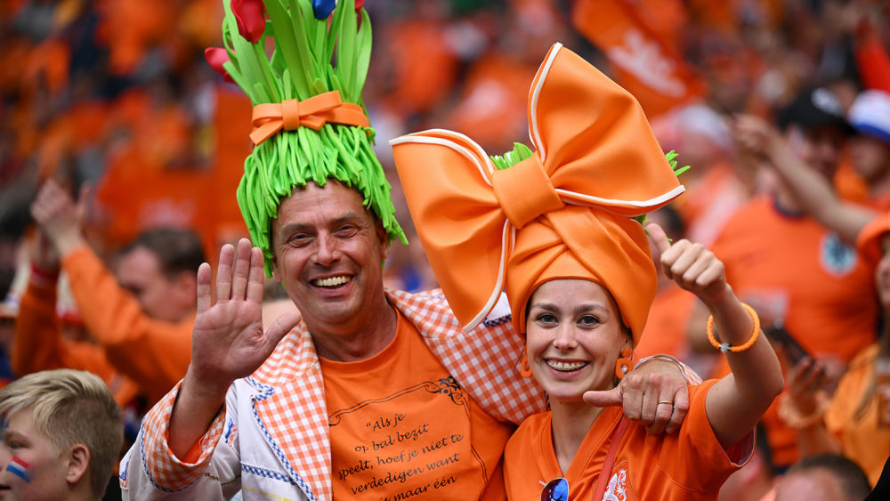 Fans der Niederlande in witzigen Kostümen.