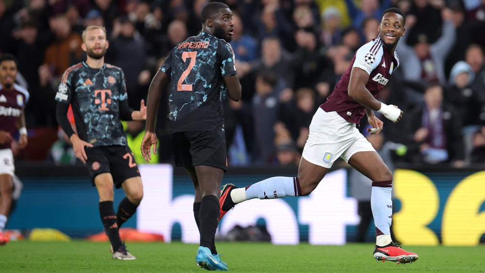 Der FC Bayern verliert bei Aston Villa: Im Bild Dayot Upamecano und Torschütze Jhon Duran