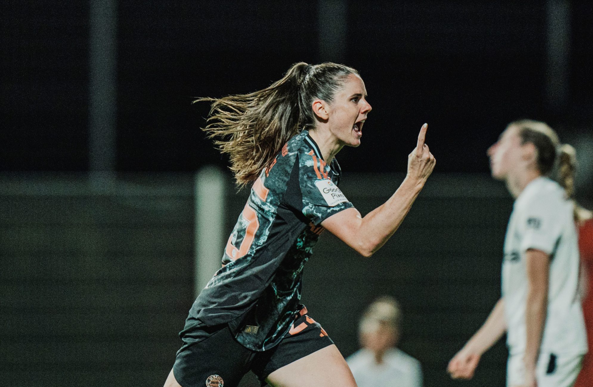 Die Frauen des FC Bayern schlagen Bayer Leverkusen in der Bundesliga.