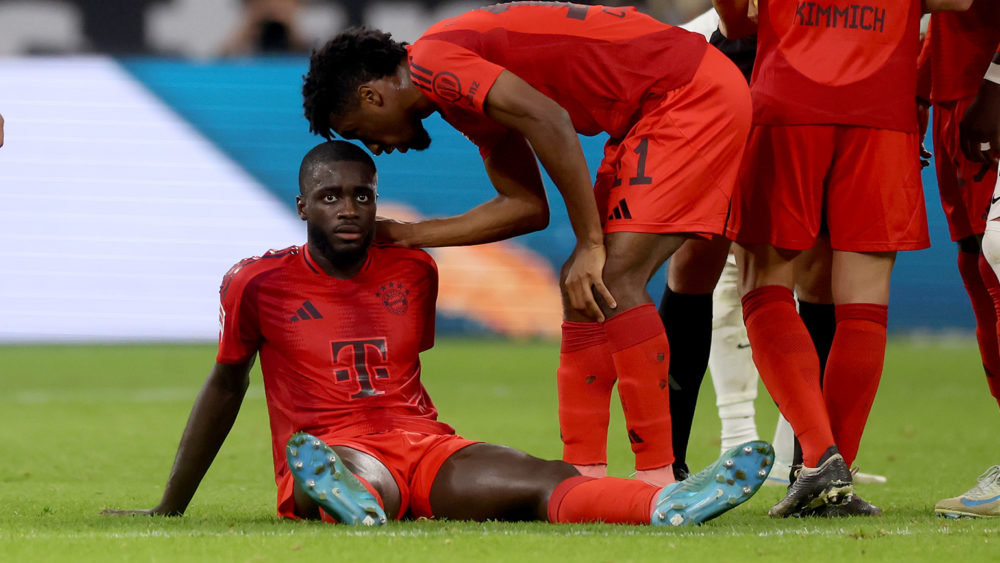 Dayot Upamecano hat sich beim Spiel des FC Bayern in Frankfurt verletzt.