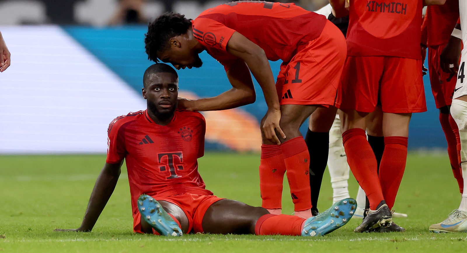 Dayot Upamecano hat sich beim Spiel des FC Bayern in Frankfurt verletzt.