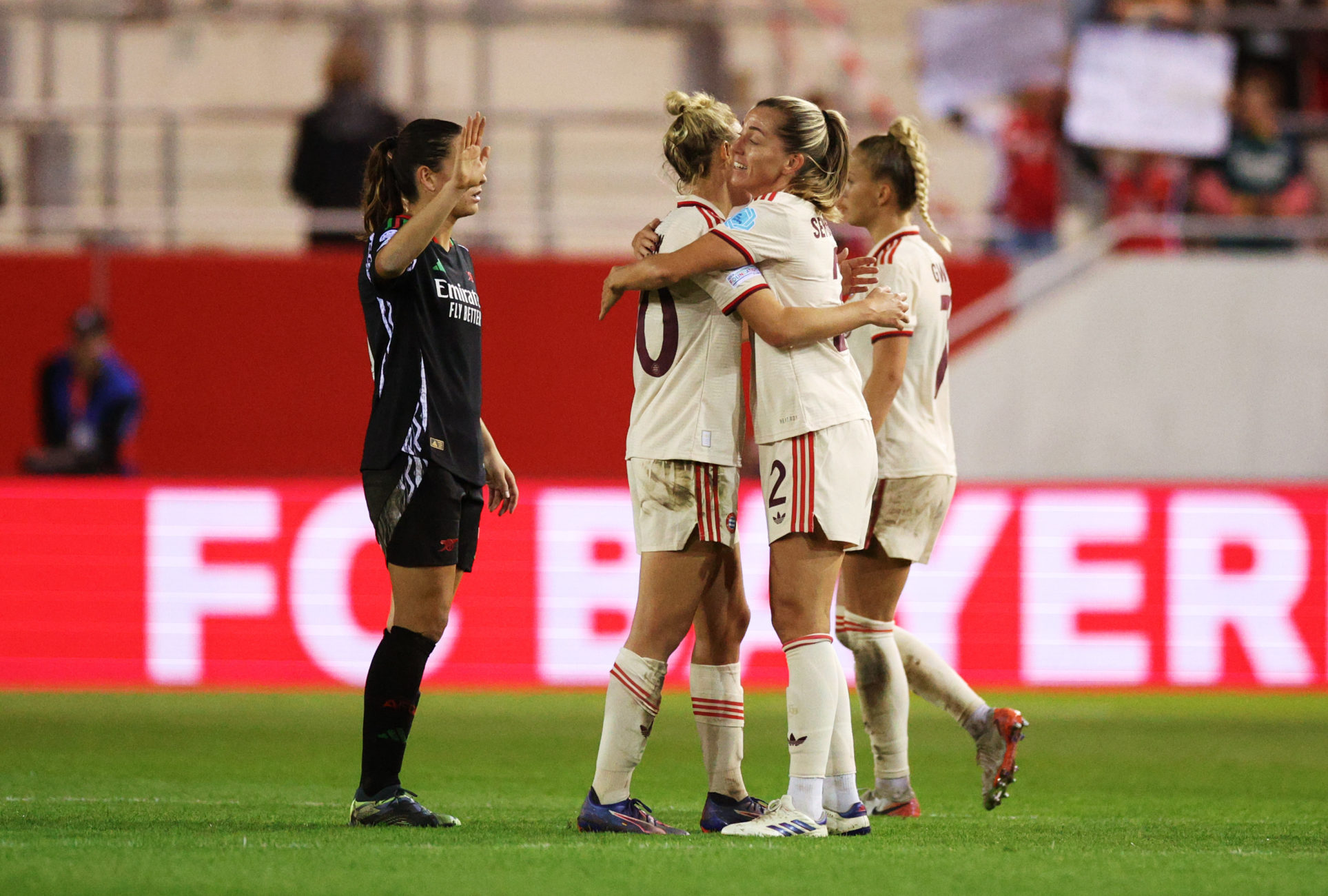 Die FC Bayern Frauen schlagen den FC Arsenal in der Champions League und leisten einen furiosen Beitrag zur Risikodebatte.