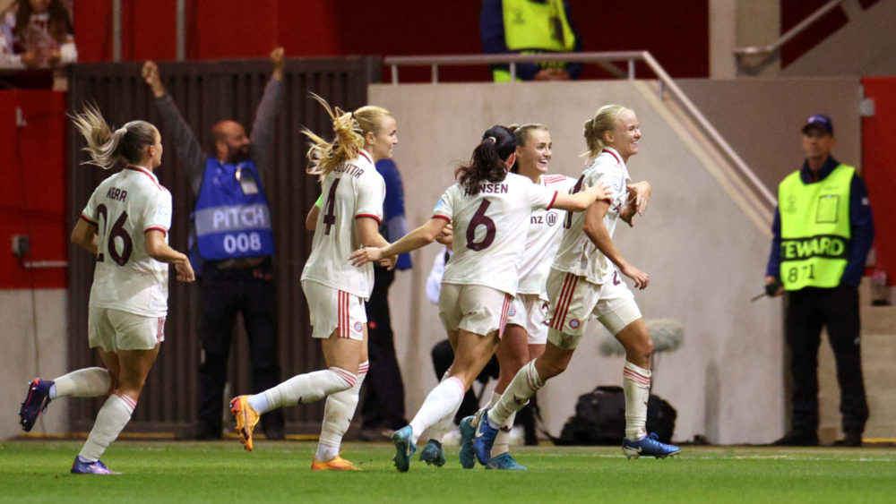 Die FC Bayern Frauen schlagen den FC Arsenal in der Champions League.