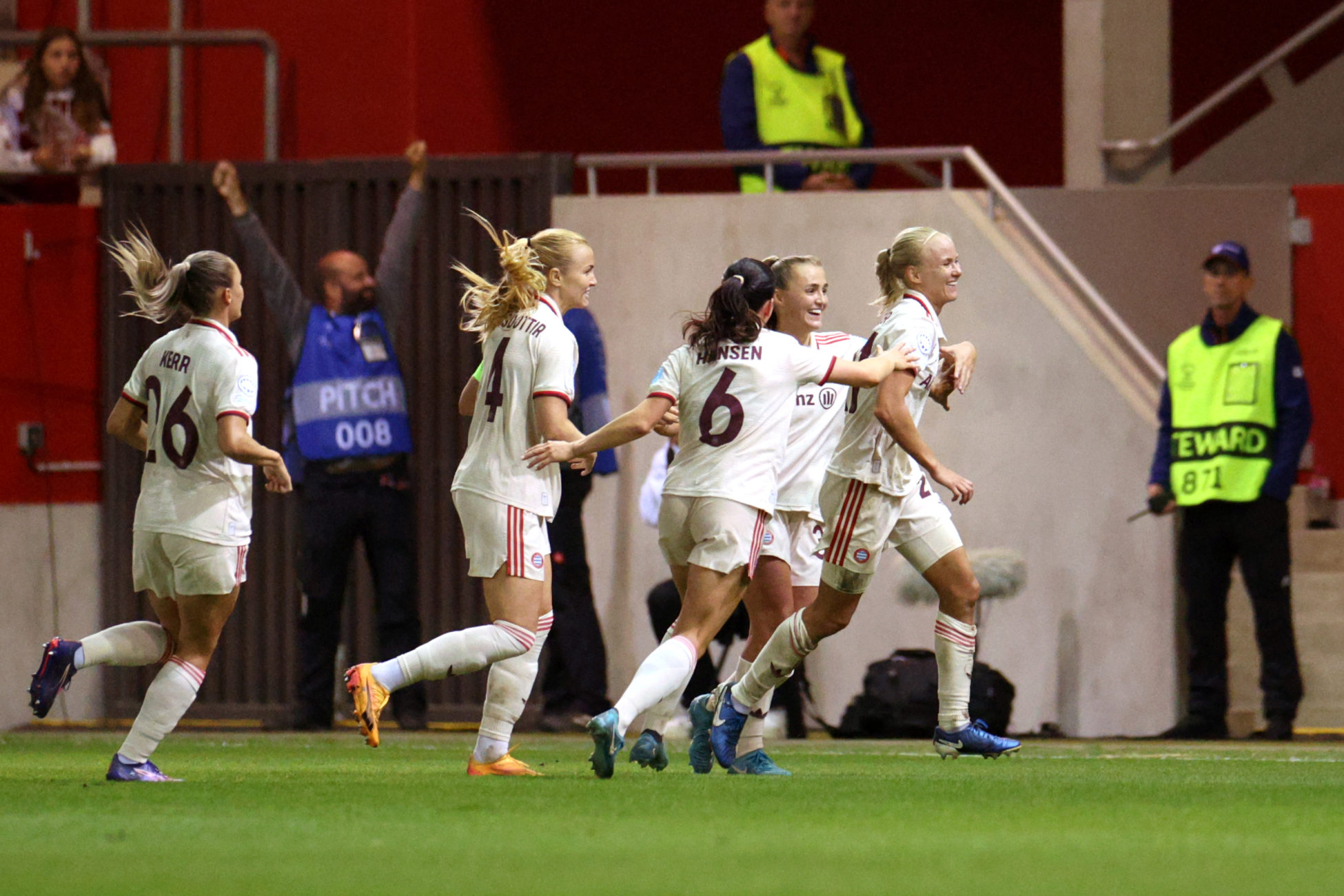 Die FC Bayern Frauen schlagen den FC Arsenal in der Champions League.