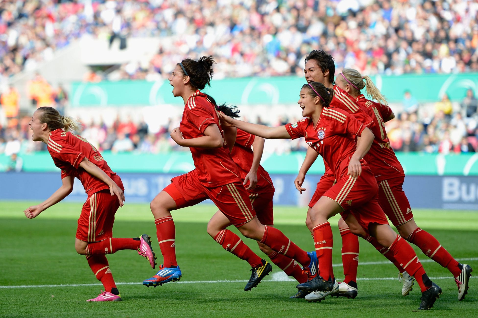 Die FC Bayern-Frauen gewinnen zum ersten Mal den DFB-Pokal.