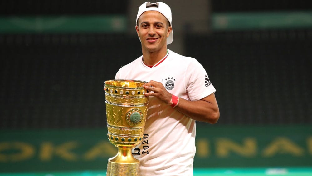 Thiago mit dem DFB-Pokal (FC Bayern)