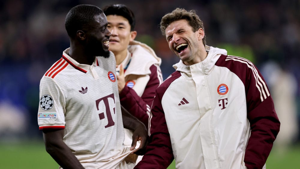 Dayot Upamecano und Thomas Müller (FC Bayern)