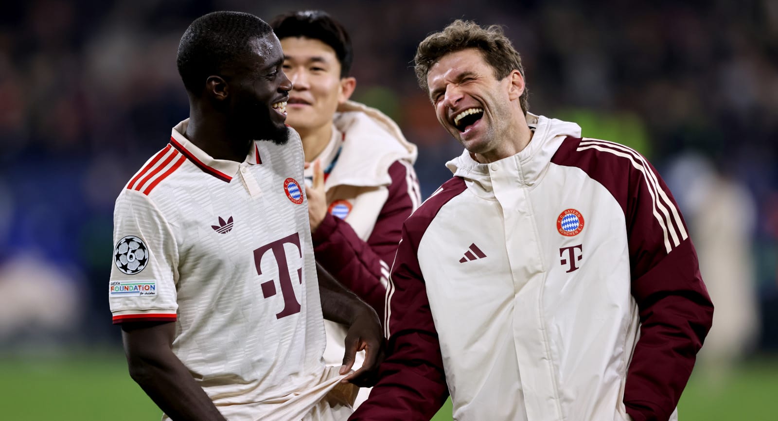 Dayot Upamecano und Thomas Müller (FC Bayern)