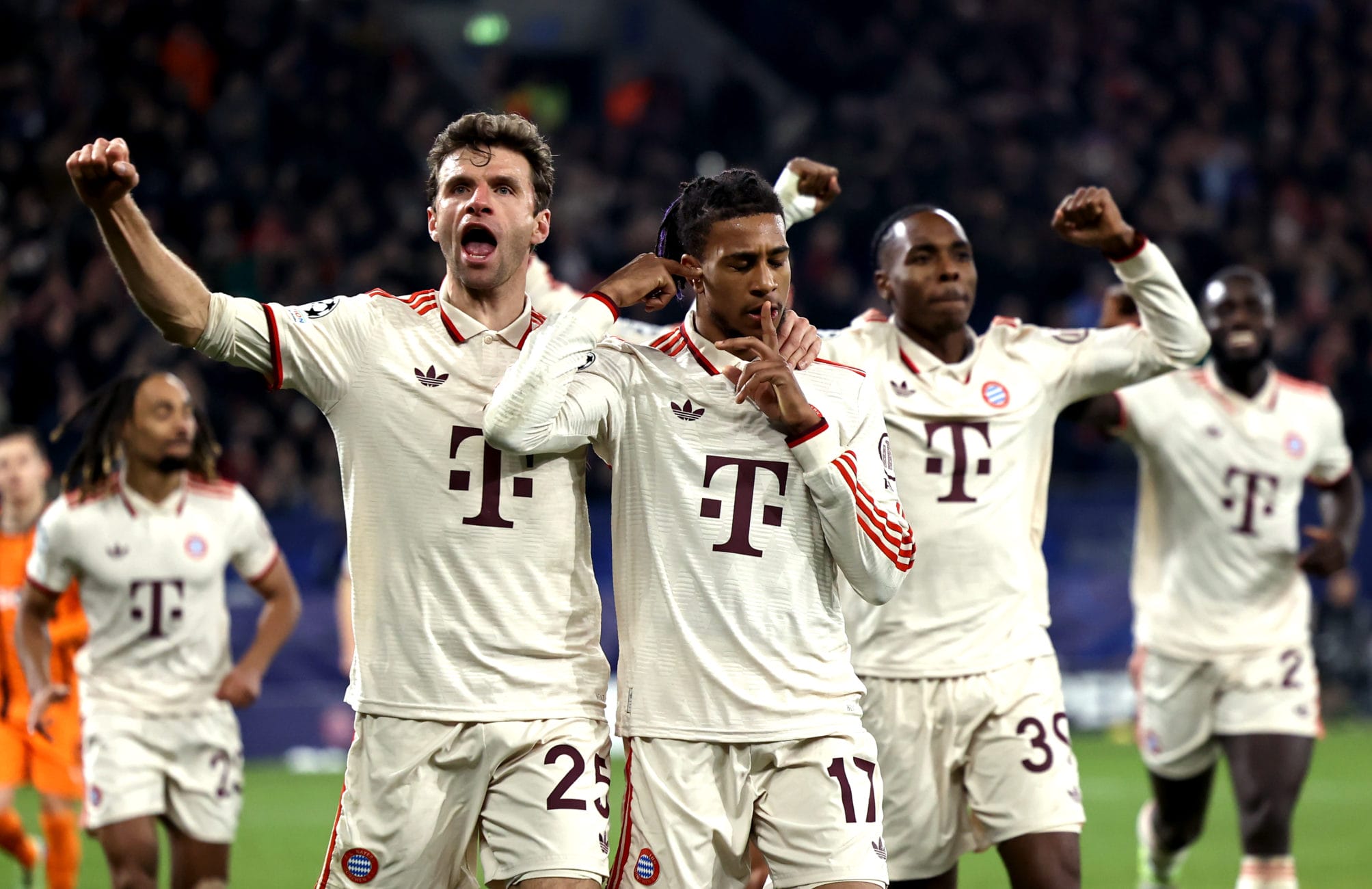 Michael Olise, Thomas Müller, Mathys Tel (FC Bayern)