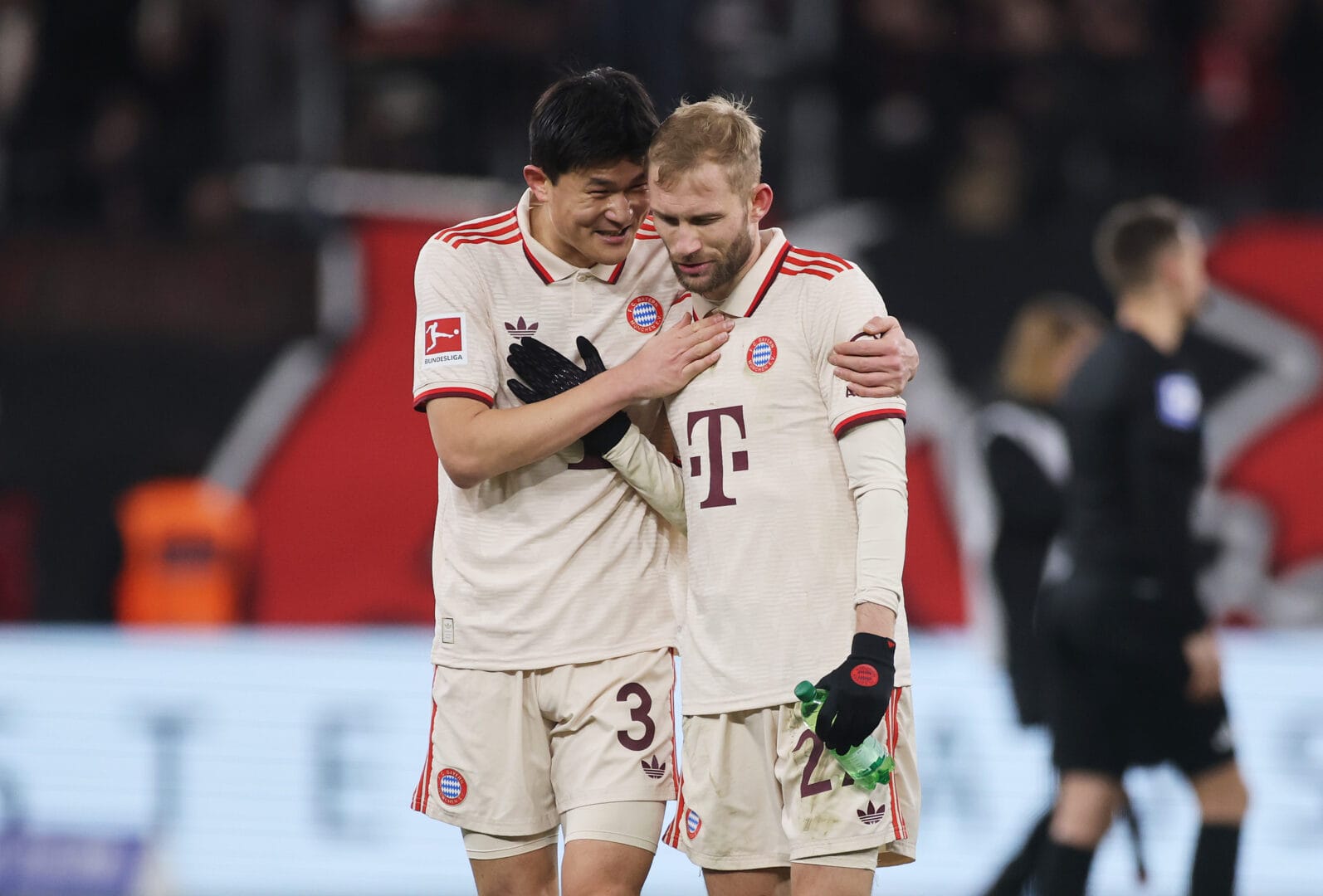 Minjae Kim und Konrad Laimer (FC Bayern)