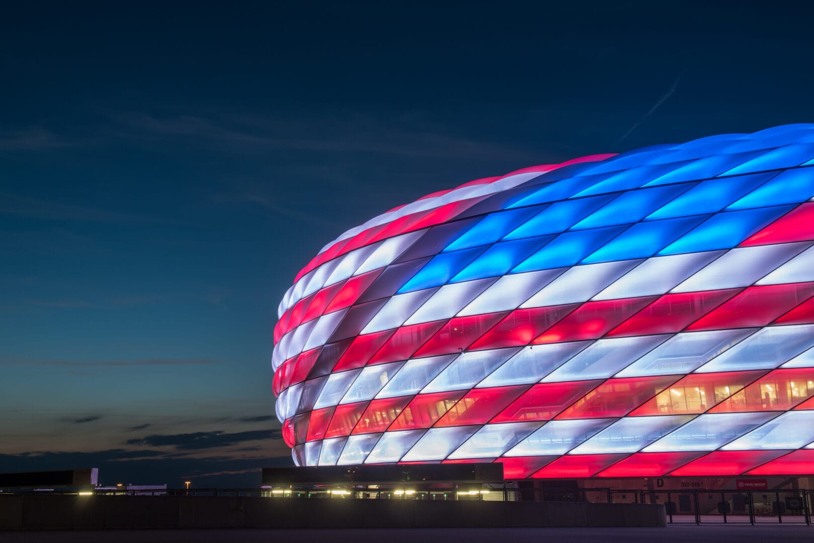 FC Bayern, Allianz Arena in den Farben der USA