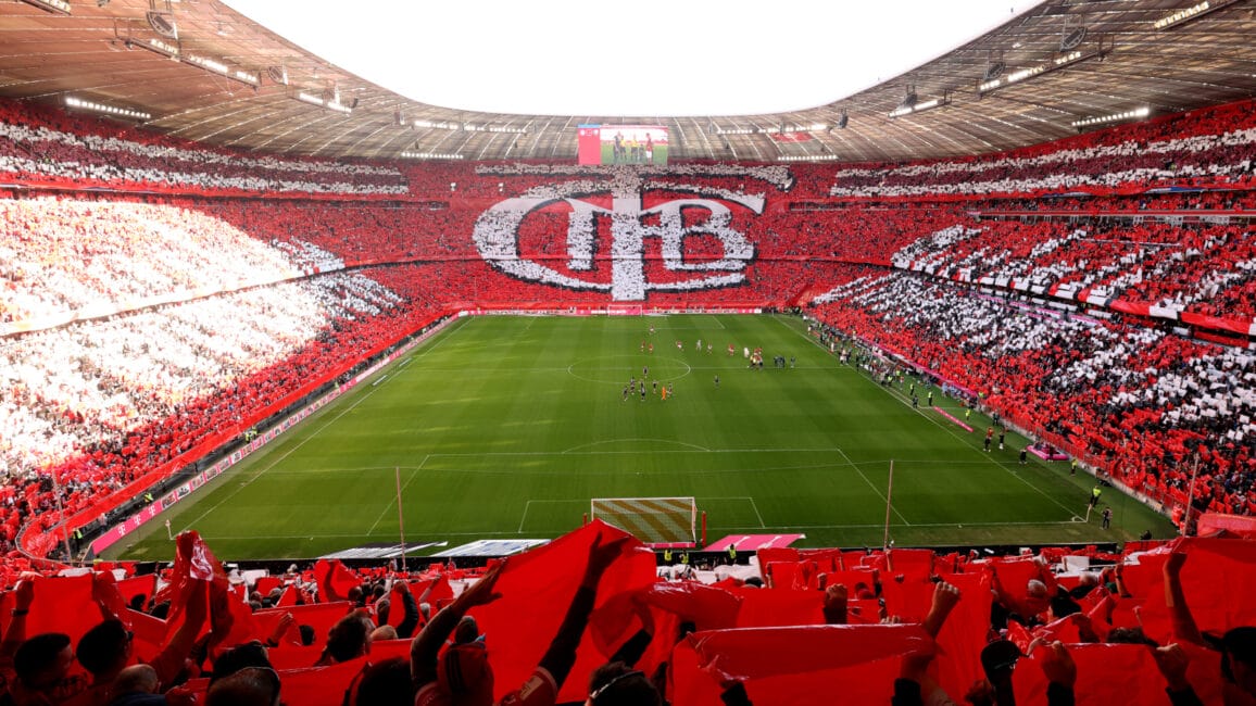 Choreografie in der Allianz Arena des FC Bayern zum 125. Geburtstag.