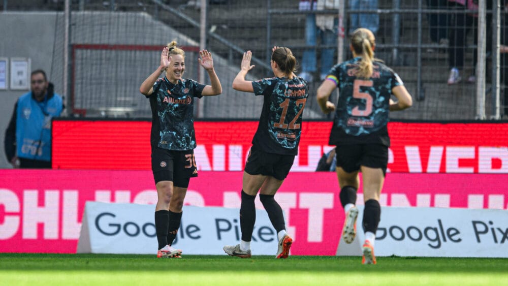 Spielerinnen des FC Bayern beim Jubeln