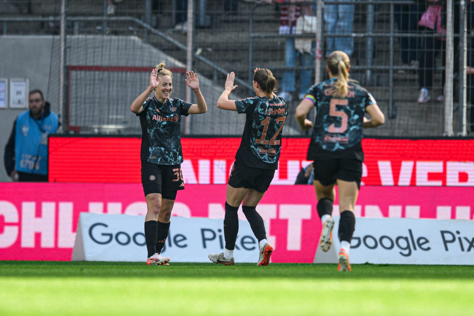 Spielerinnen des FC Bayern beim Jubeln