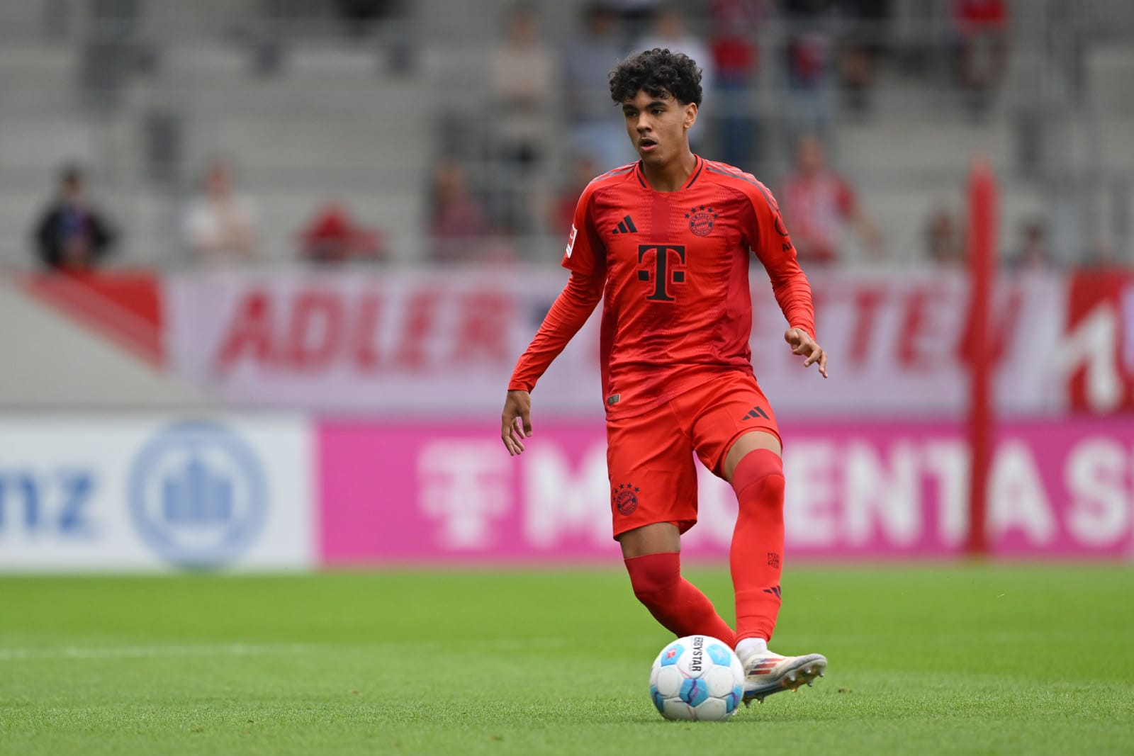 Linksverteidger Adam Aznou (FC Bayern)