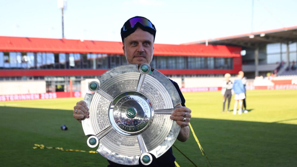 Alex Straus (FC Bayern) mit Meisterschale