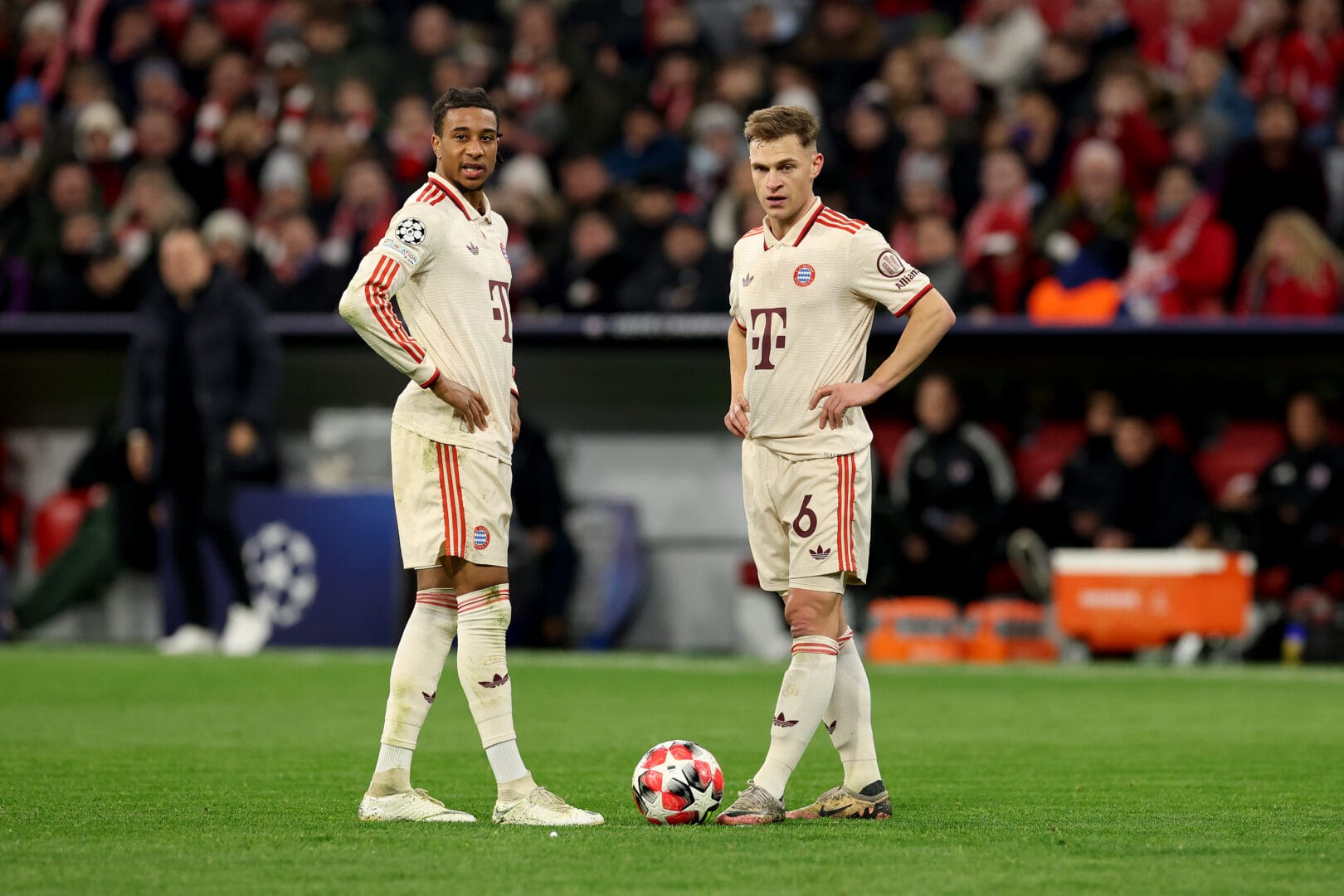Michael Olise und Joshua Kimmich (FC Bayern)