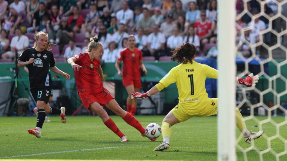 Caro Simon (FC Bayern) beim Abschluss