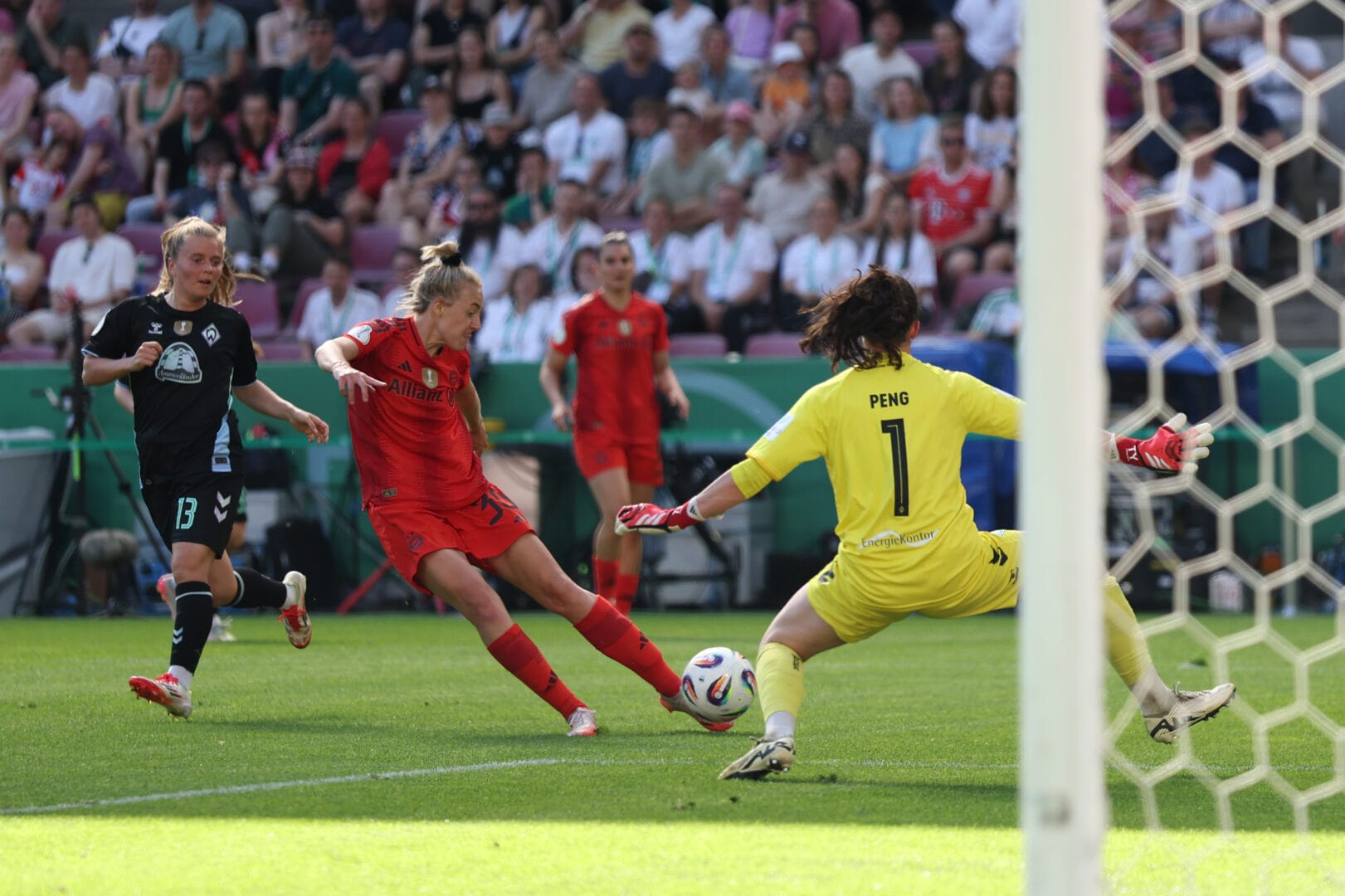 Caro Simon (FC Bayern) beim Abschluss