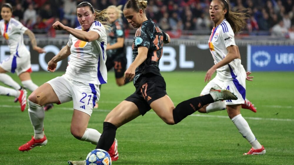 Klara Bühl (FC Bayern) und Vanessa Gilles (Olympique Lyon)
