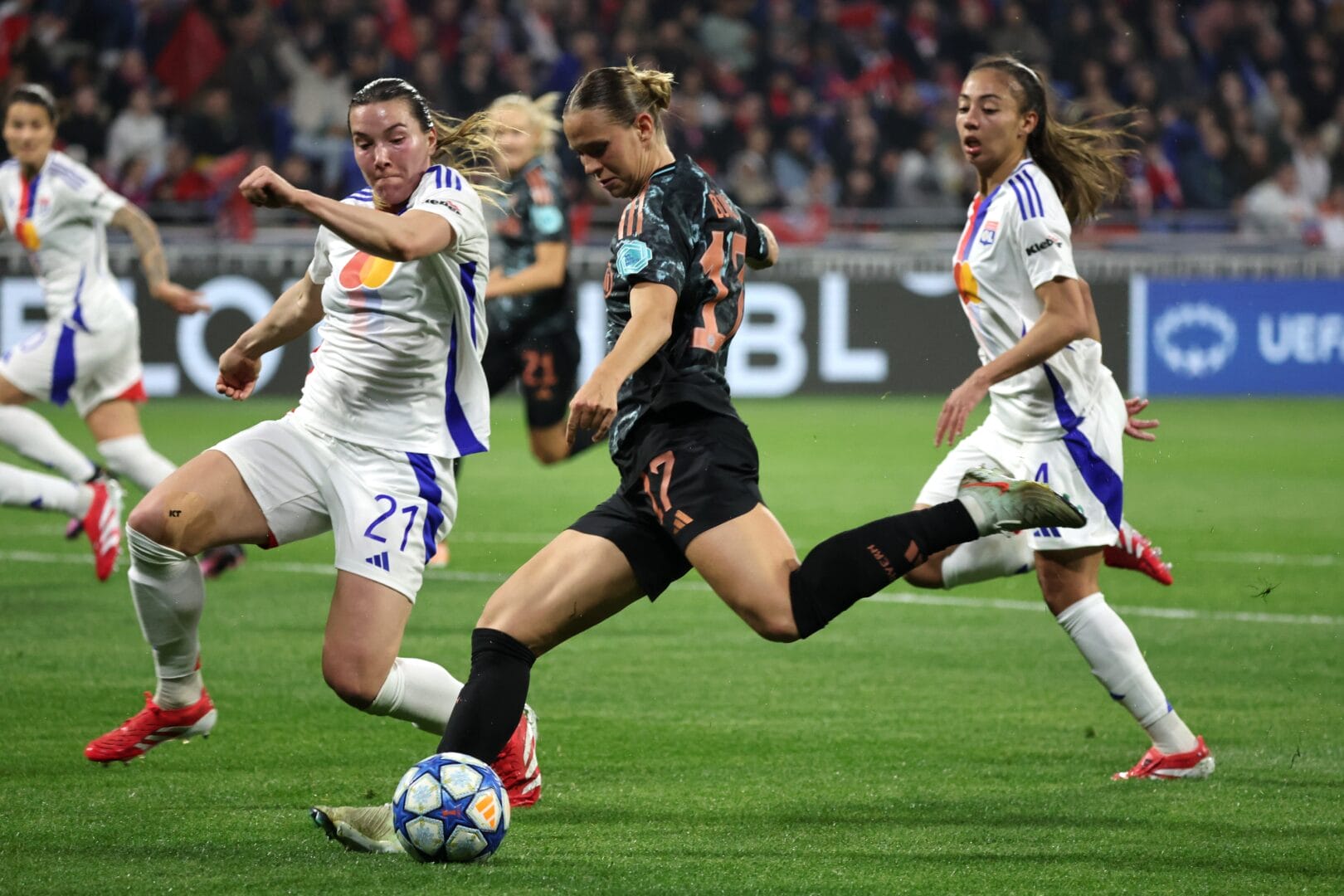 Klara Bühl (FC Bayern) und Vanessa Gilles (Olympique Lyon)