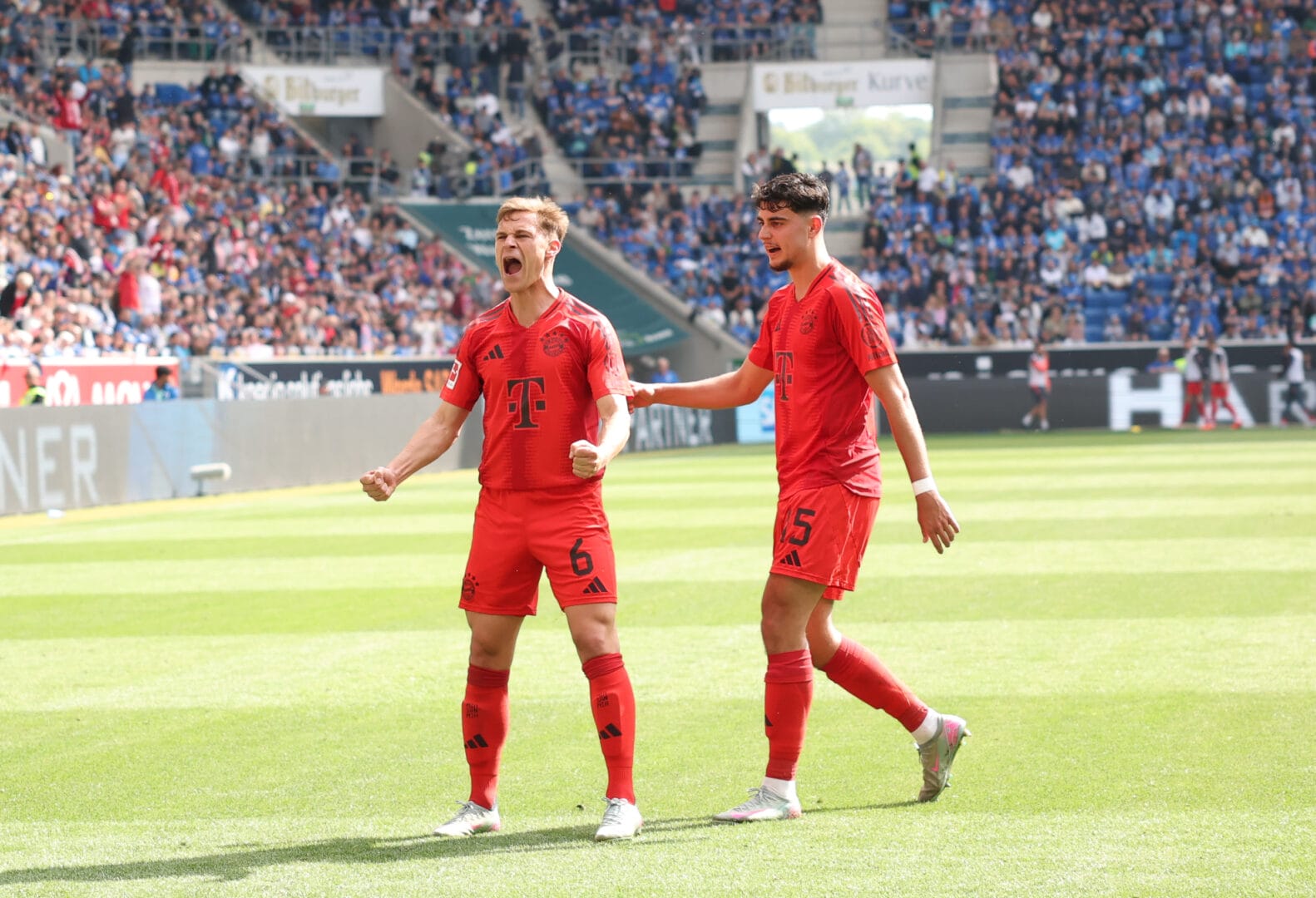 Joshua Kimmich und Aleksandar Pavlović (FC Bayern)