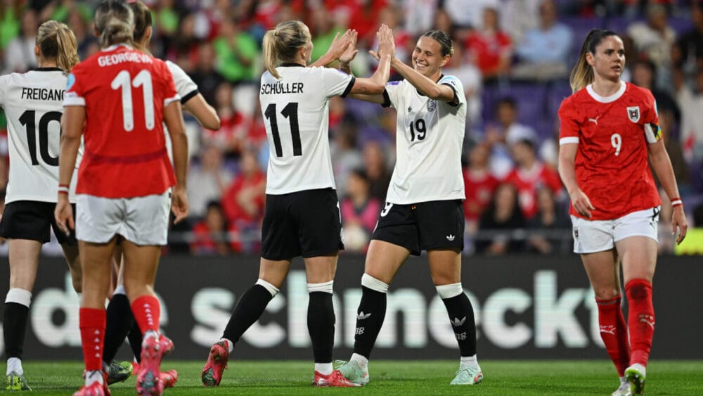 Lea Schüller und Klara Bühl vom FC Bayern im Trikot der DFB-Frauen