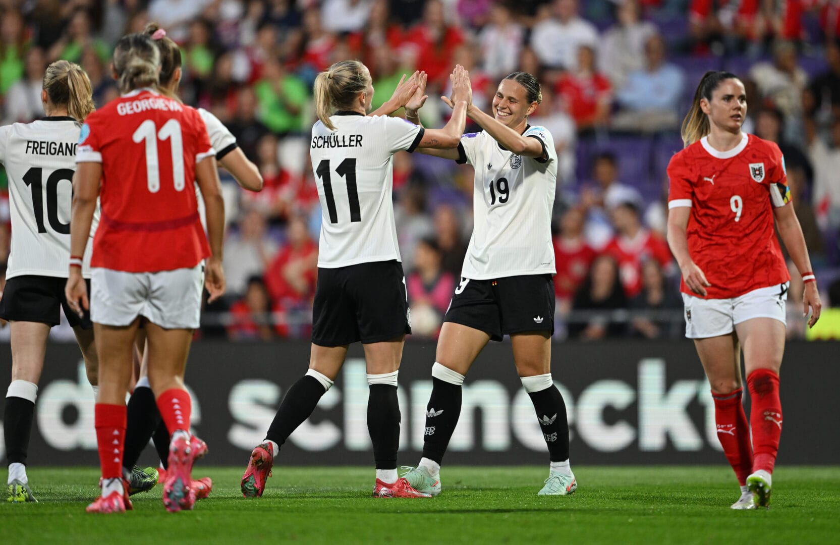 Lea Schüller und Klara Bühl vom FC Bayern im Trikot der DFB-Frauen