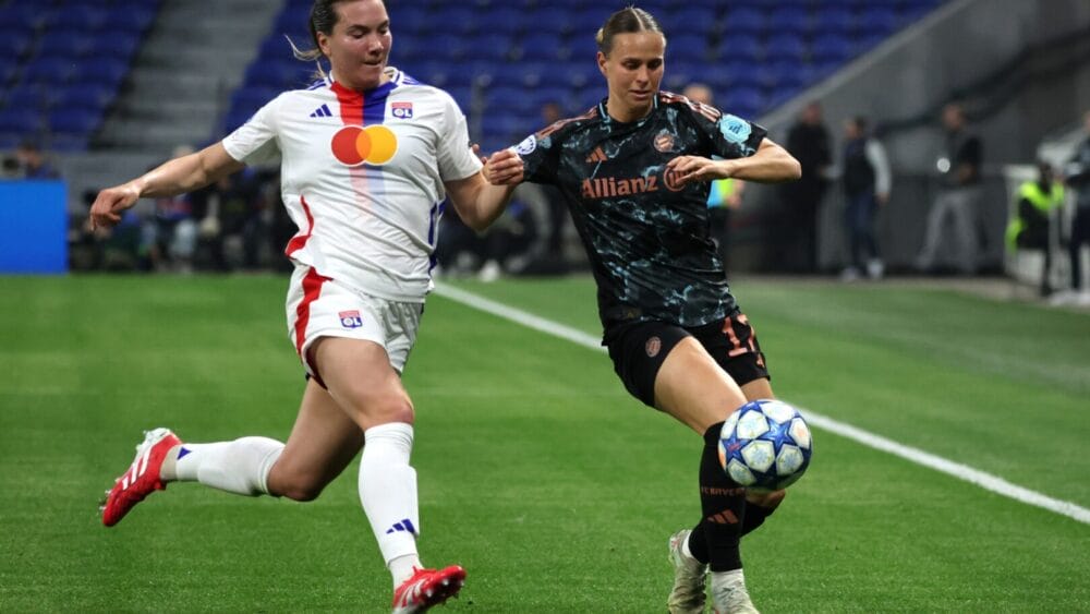 Vanessa Gilles und Klara Bühl (FC Bayern)