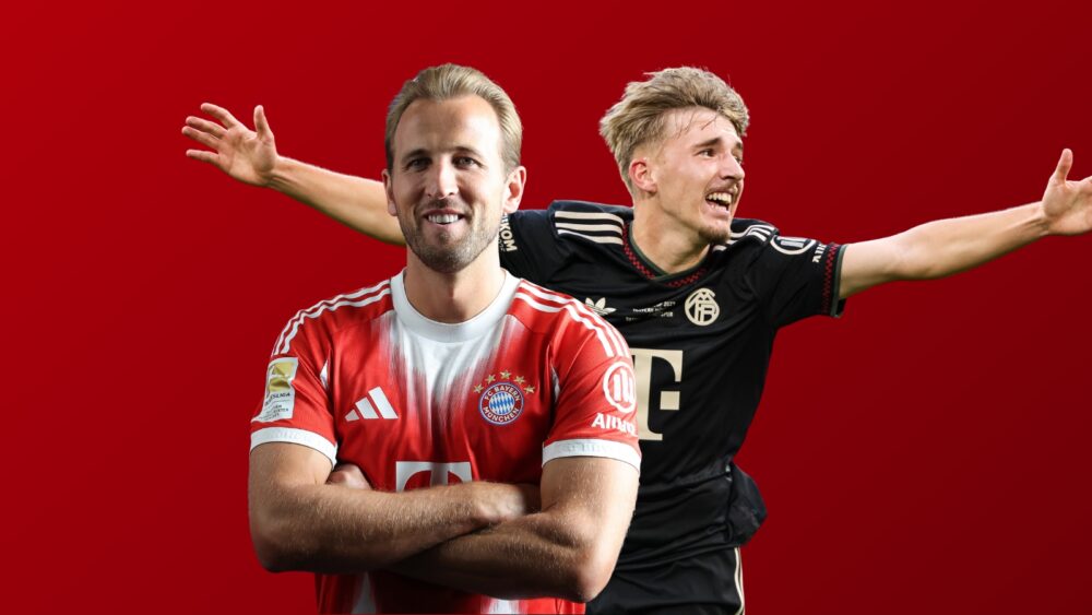 Harry Kane posiert im roten Bayern-Trikot, dahinter jubelt Lennart Karl im schwarzen Trikot des FC Bayern. Beide vor rotem Hintergrund.